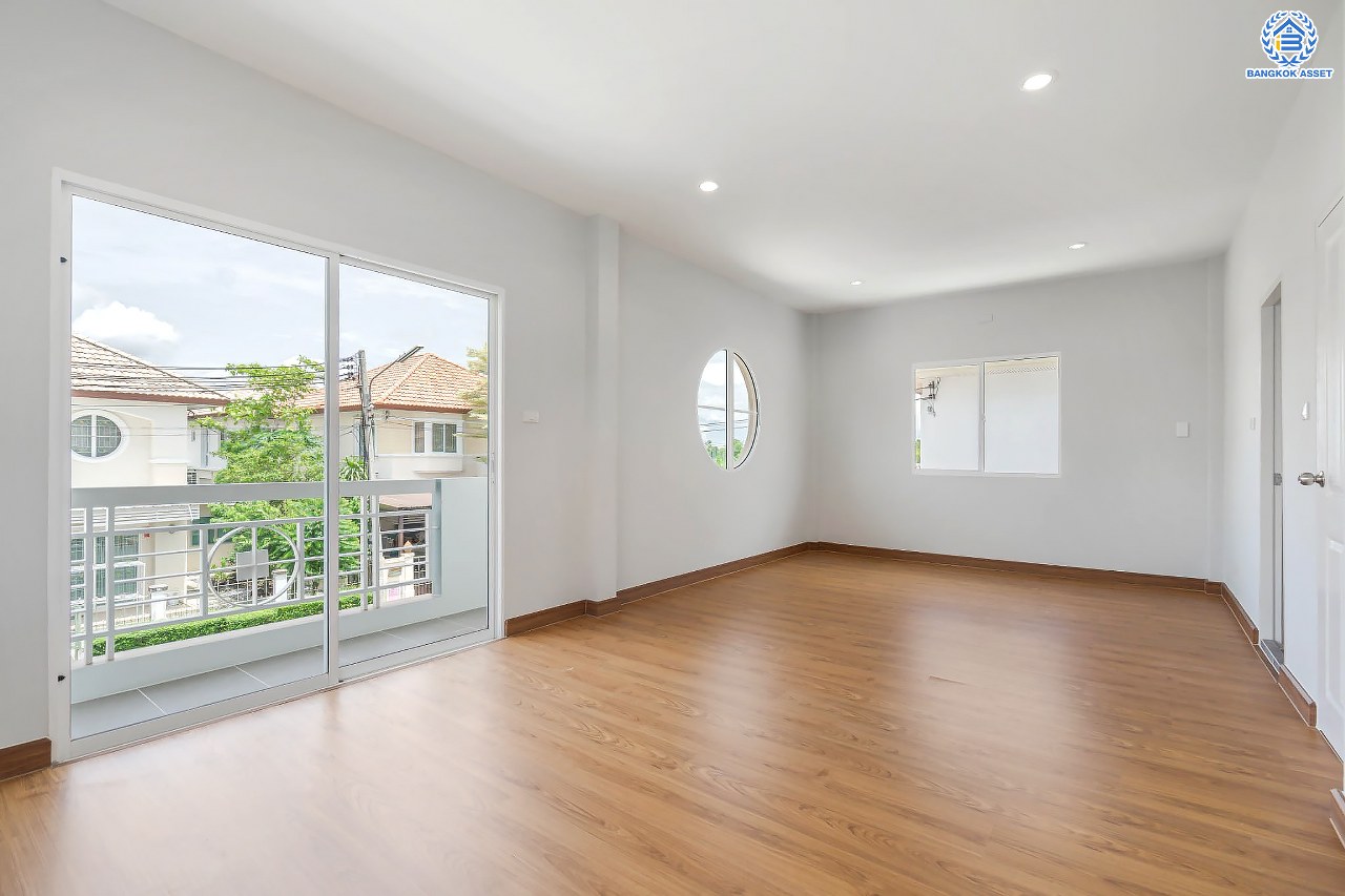 บ้านมือสองตกแต่งใหม่ ม.ชวนชื่น บรู๊คไซด์ ราชพฤกษ์-ติวานนท์ เนื้อที่ 53.6 ตร.ว. ฟังก์ชัน 3 ห้องนอน 2 ห้องน้ำ จอดรถได้ 1 คัน บรรยากาศเงียบสงบเป็นส่วนตัว สิ่งอำนวยความสะดวกมากมาย! บนทำเลศักยภาพ หน้าโครงการติดถนนใหญ่ ใกล้จุดขึ้นทางด่วน "ศรีสมาน"